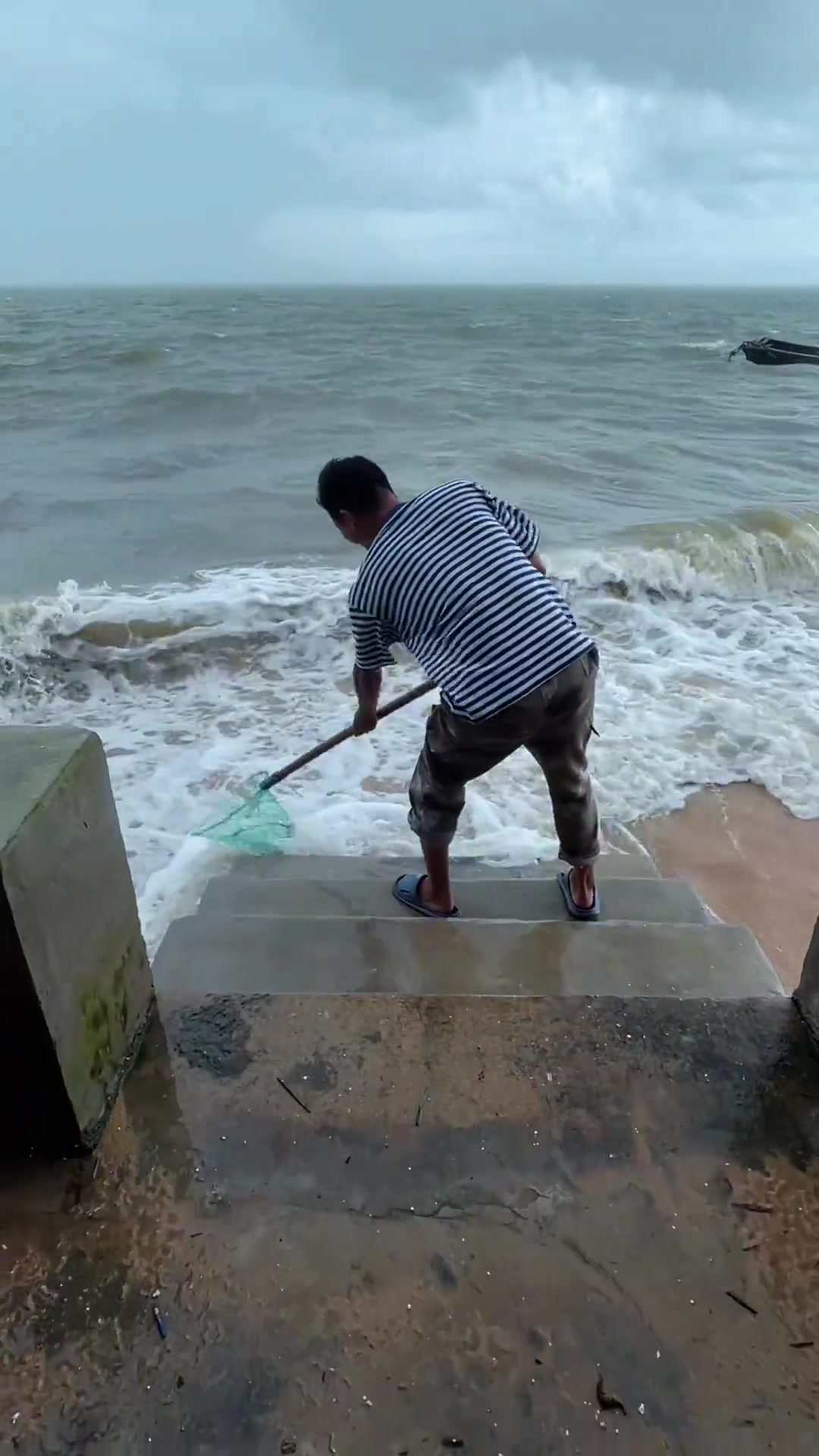 海水进家门大鱼也跑进家了来了