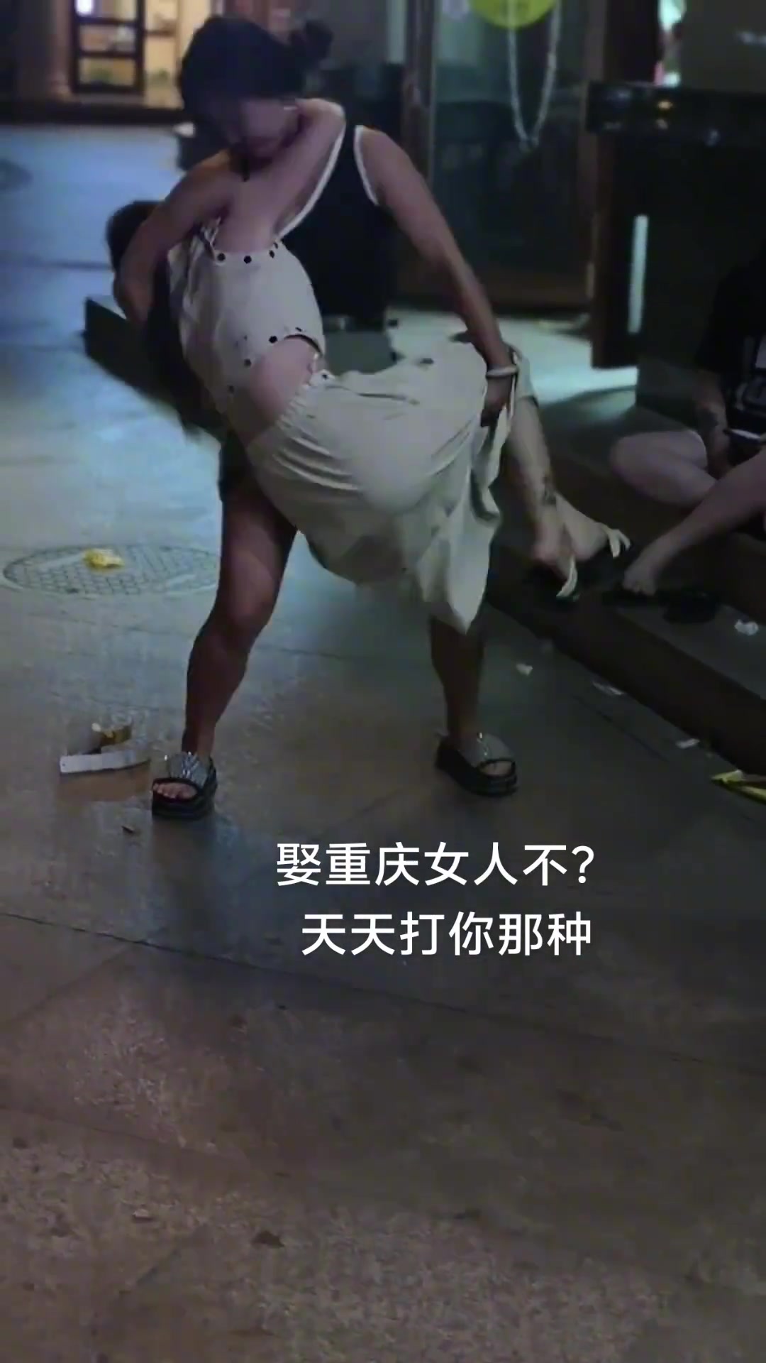 女人真狠起来真的没眼看...
