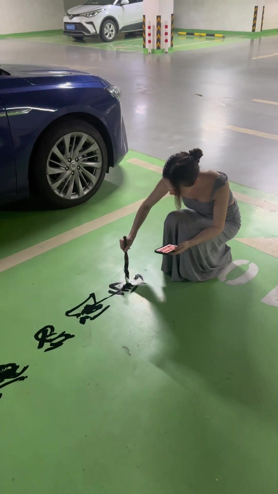 这个小姐姐是要做一个小区最有文化的车位