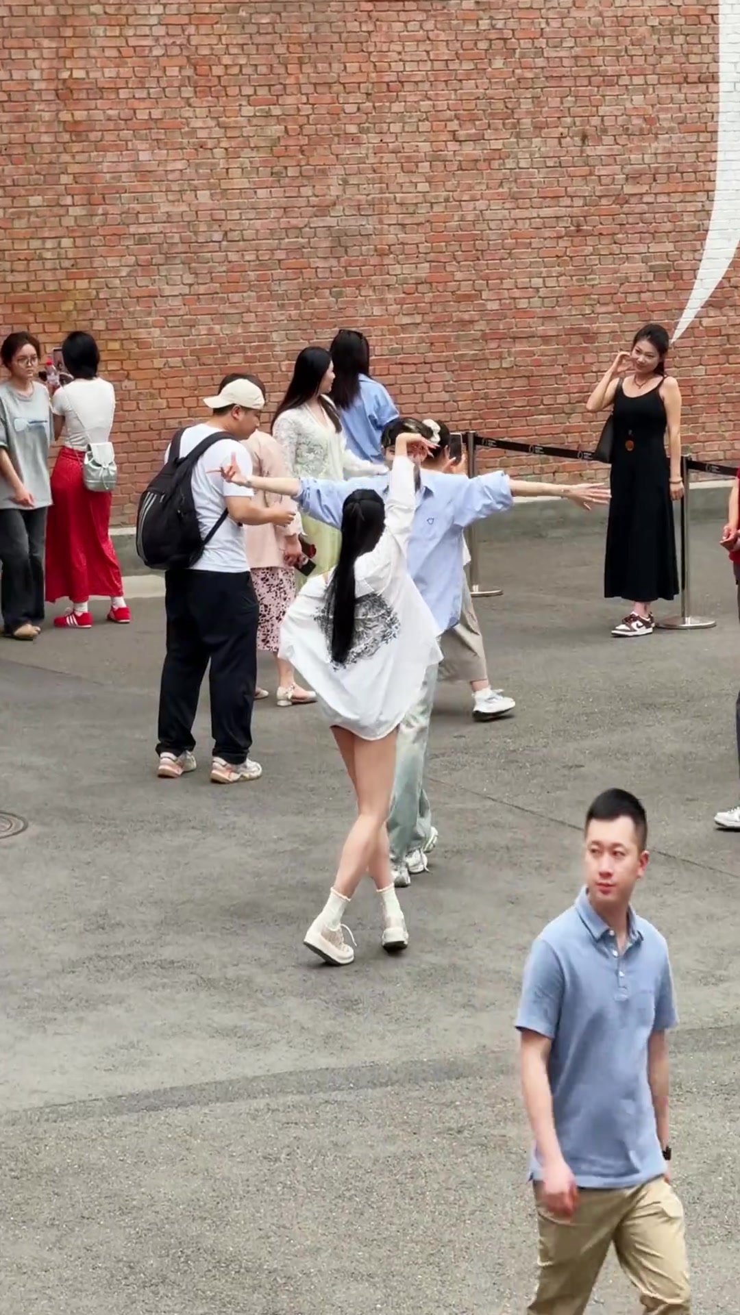 情侣在人群中跳舞，鞋子被甩飞！！