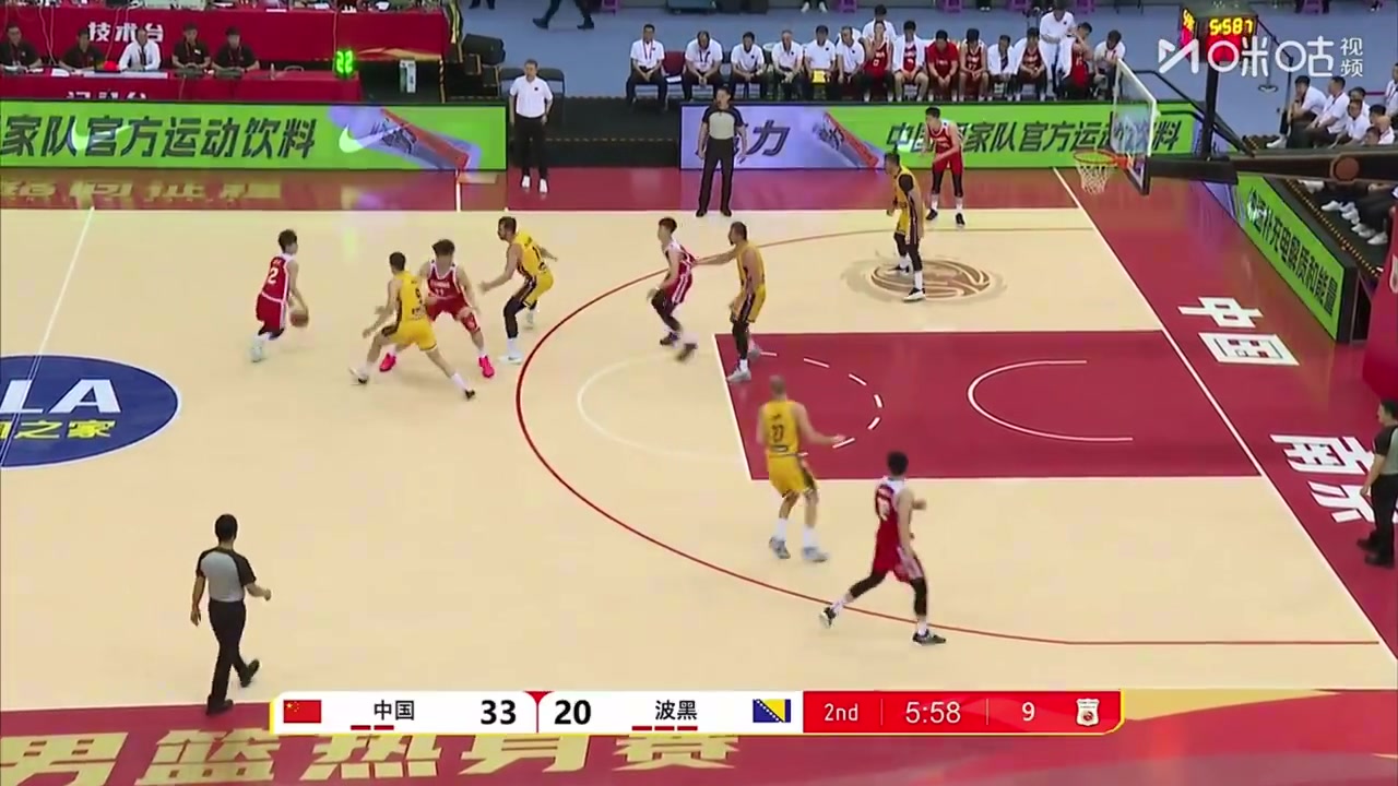 手感真不错啊！徐杰一上来，就借掩护直接三分命中