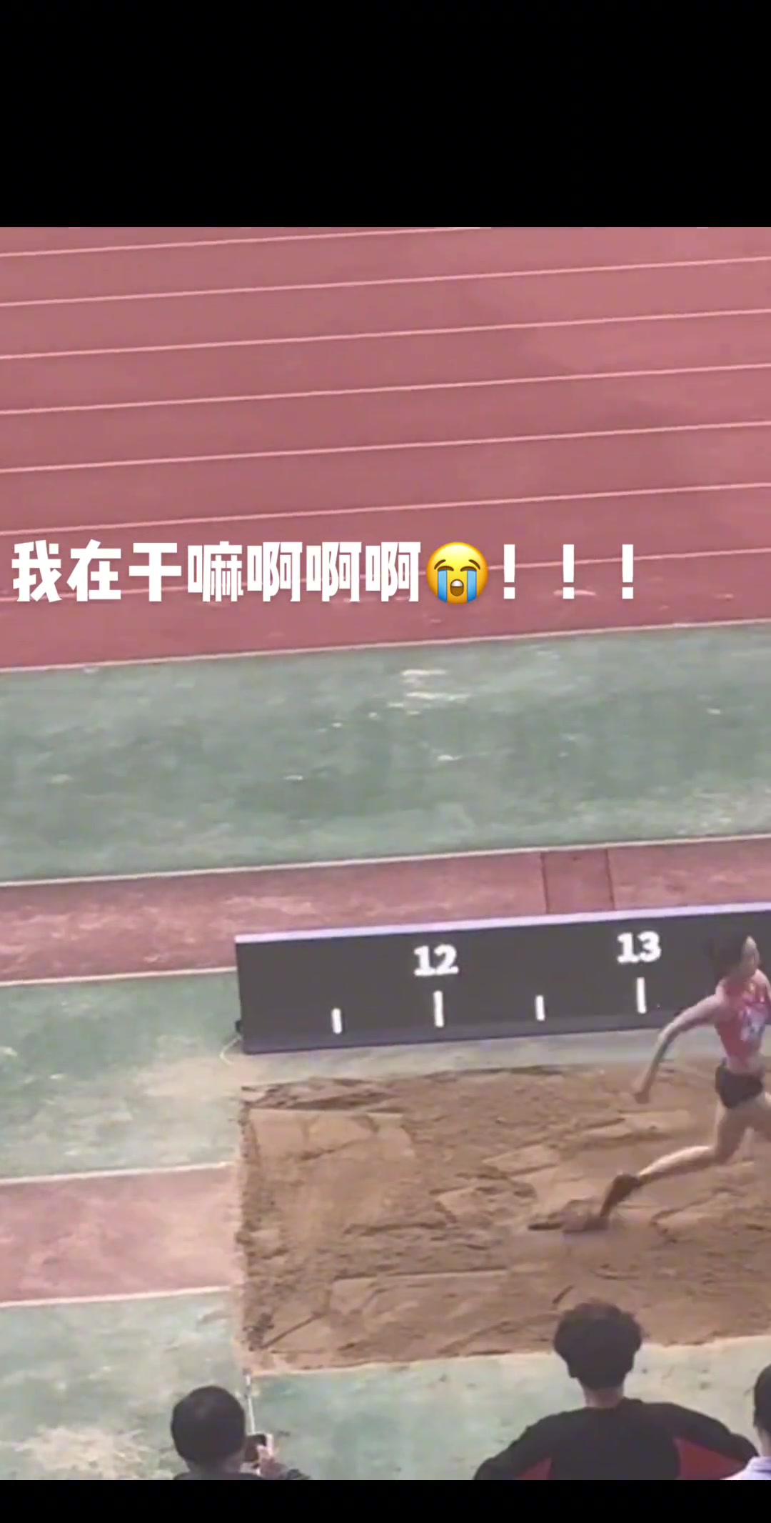 我们和她一样是受过专业训练的，一般不会笑！
