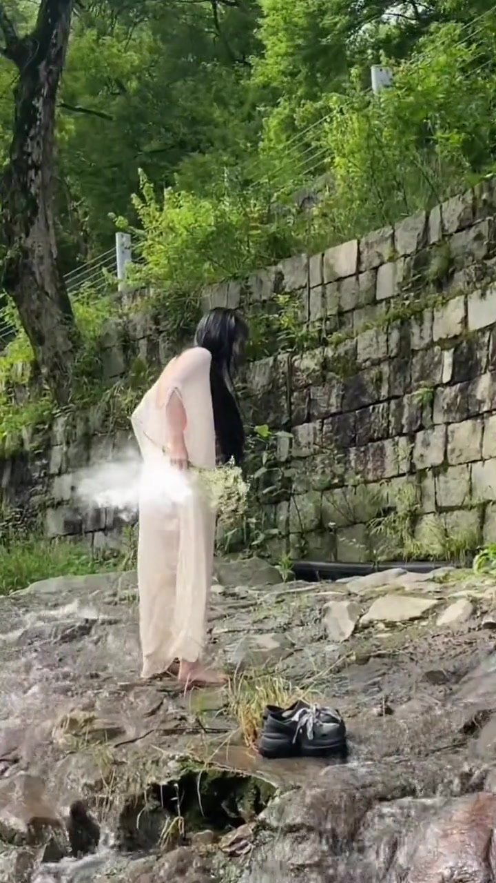 她穿这样去玩水，最后冻成帕金森了...