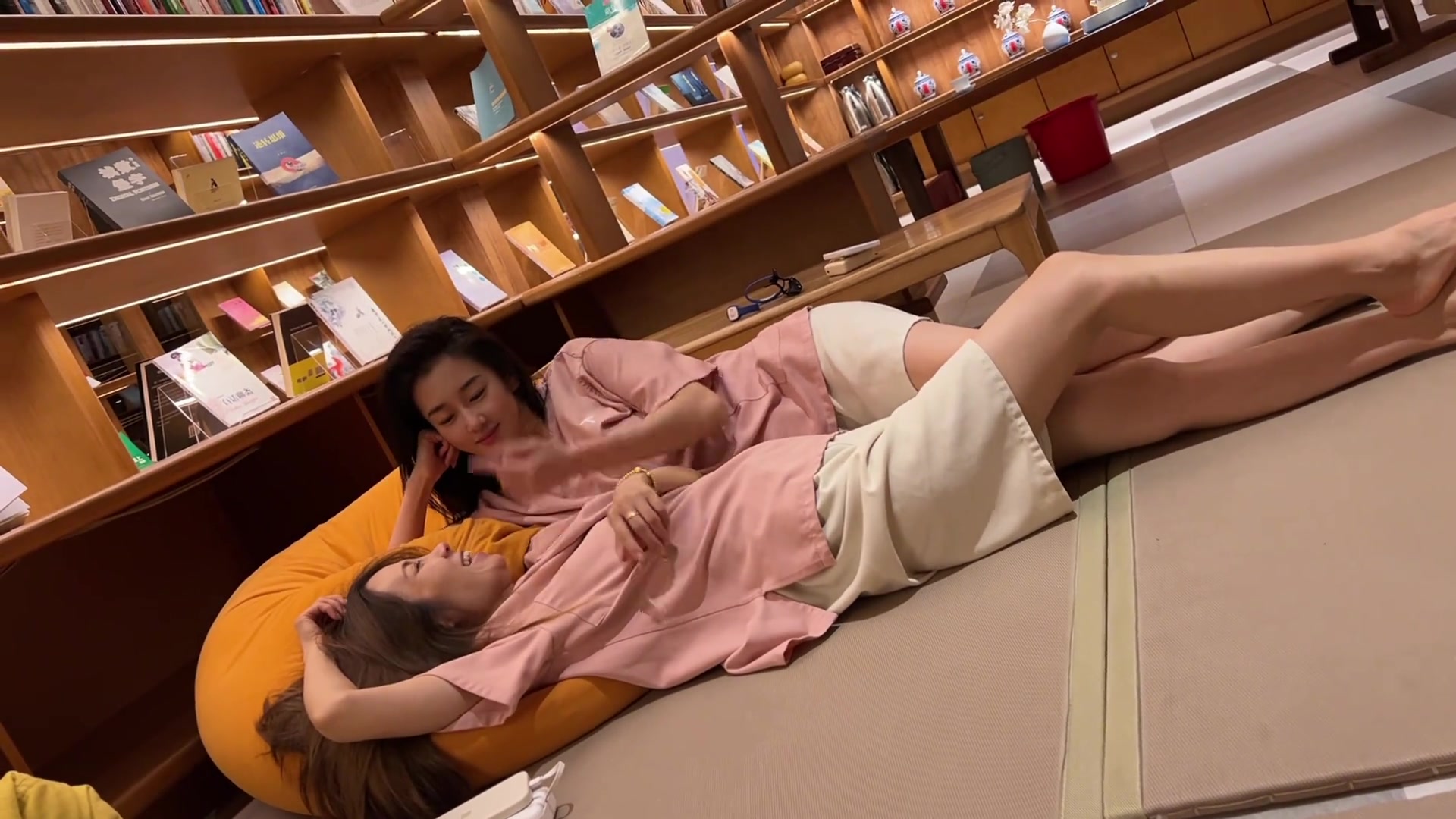 你们这不只是好闺蜜的关系吧