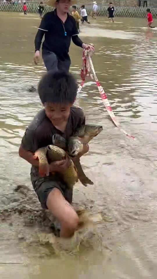 抱的不是鱼，而是童年的快乐和回忆