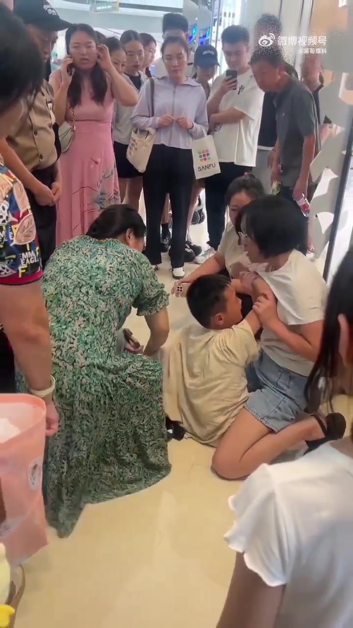 小孩哥商场里扯着妈妈衣领倒地撒泼！！
