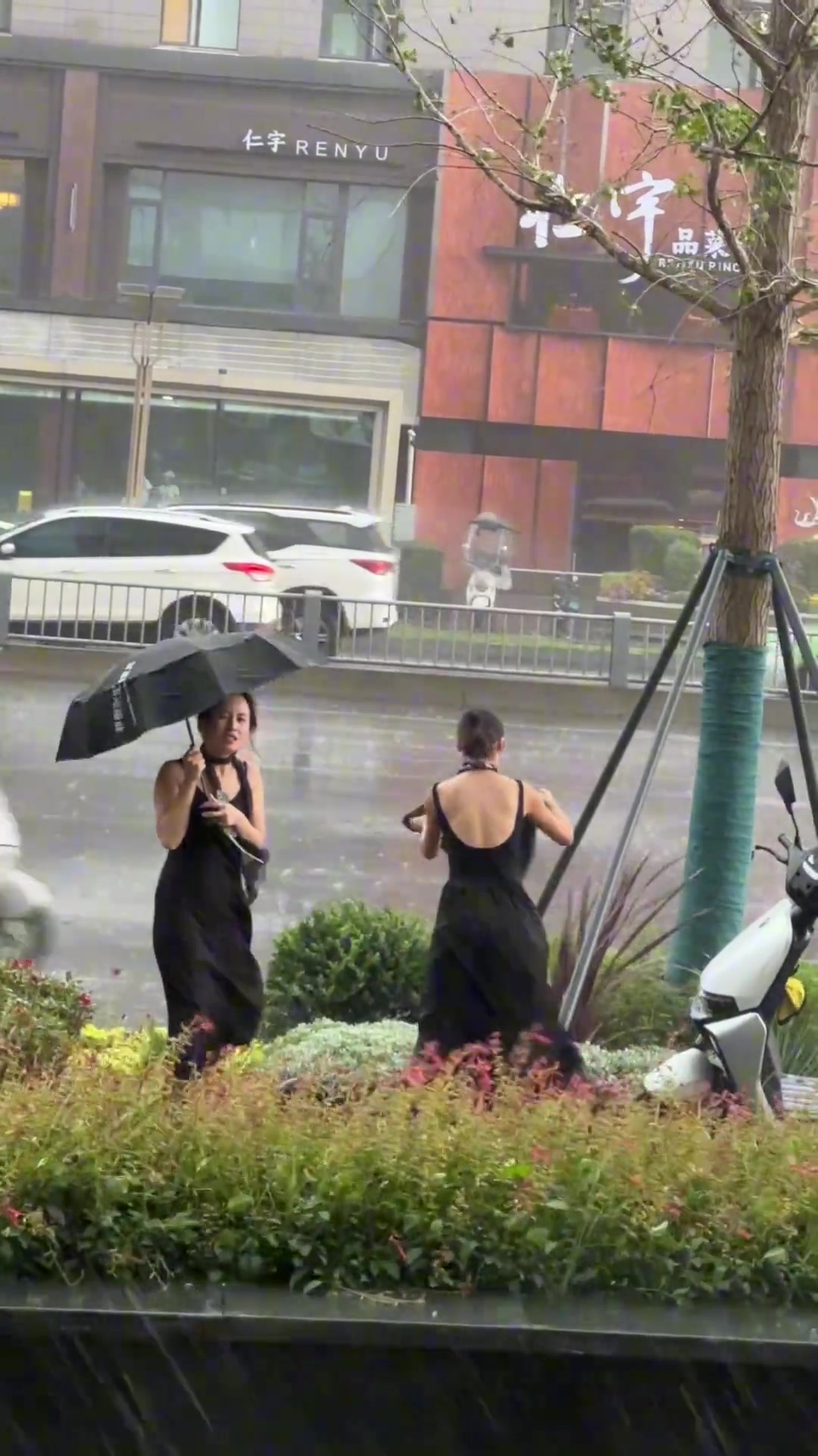 好闺蜜都快被吹跑了，你还在拍视频