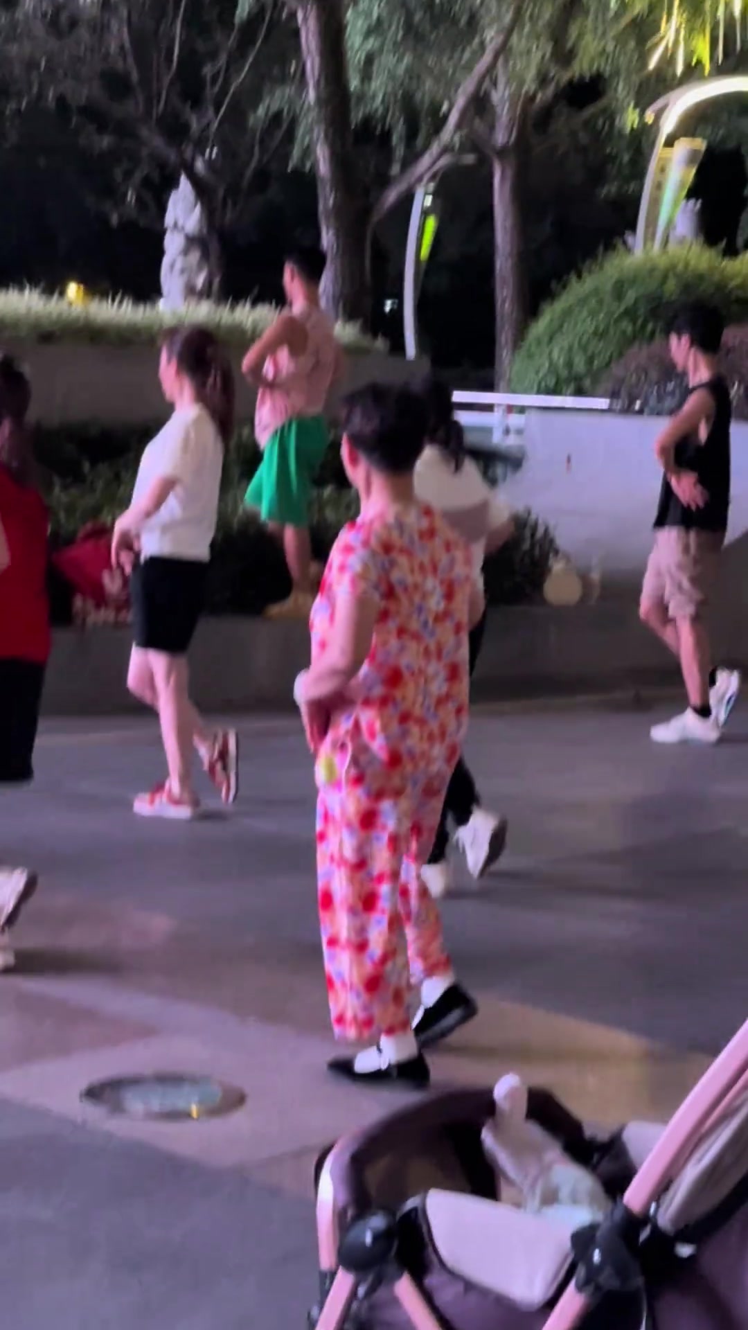 真没想到广场舞领舞的居然是个小伙子