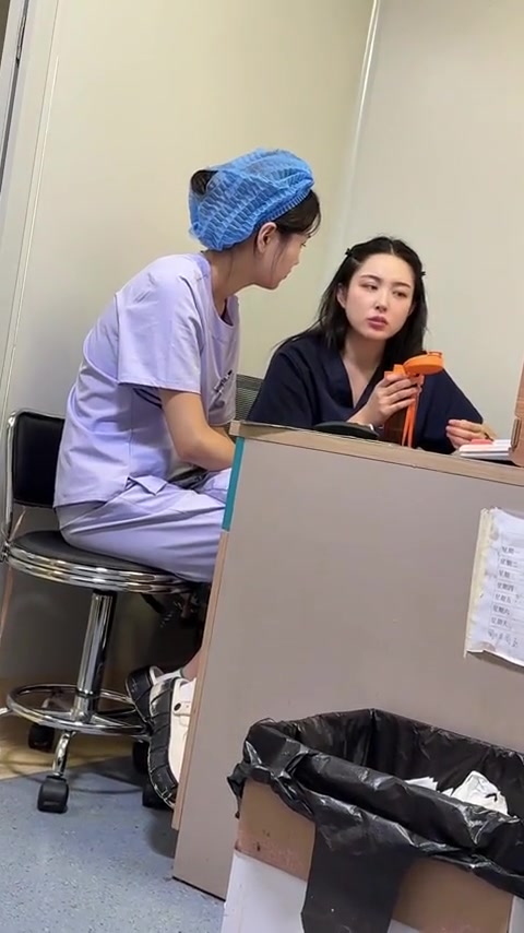 两个护士在背后议论谁呢，咬牙切齿的