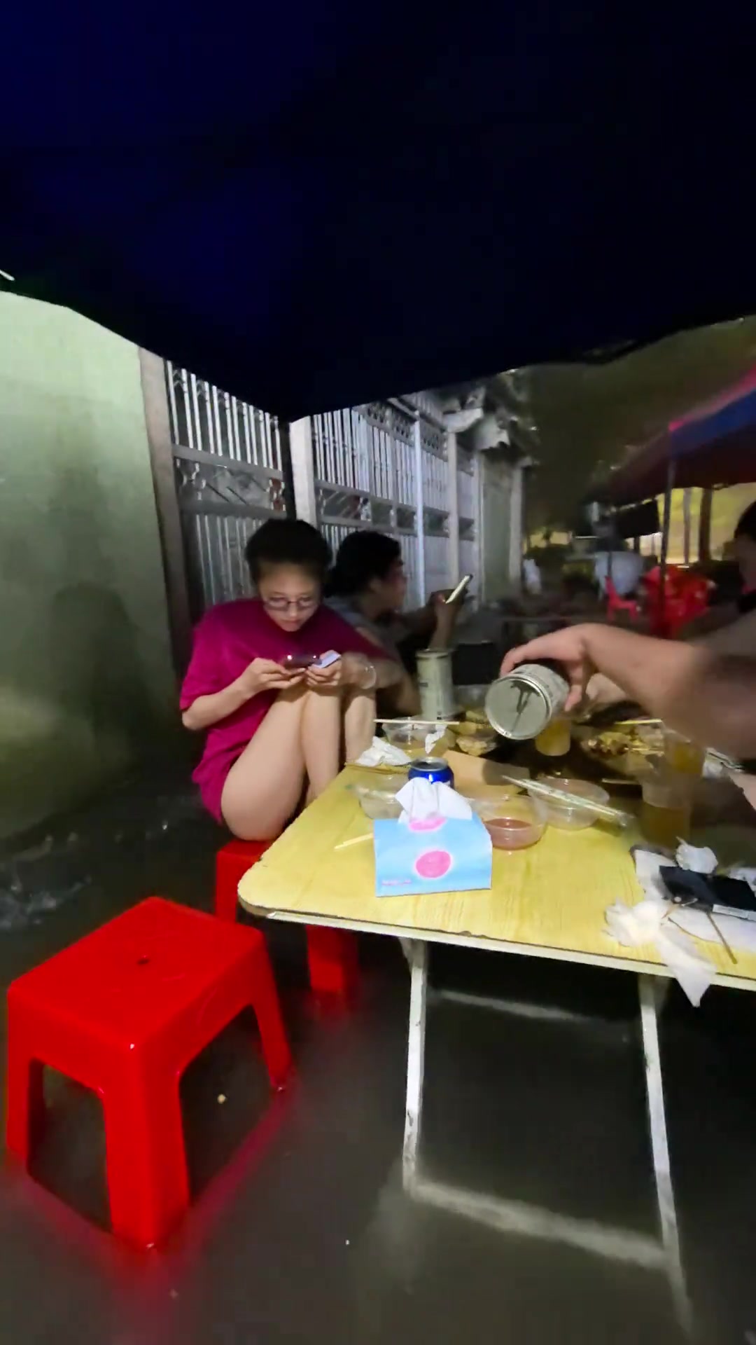 水都淹到膝盖了，还在这里吃宵夜呢
