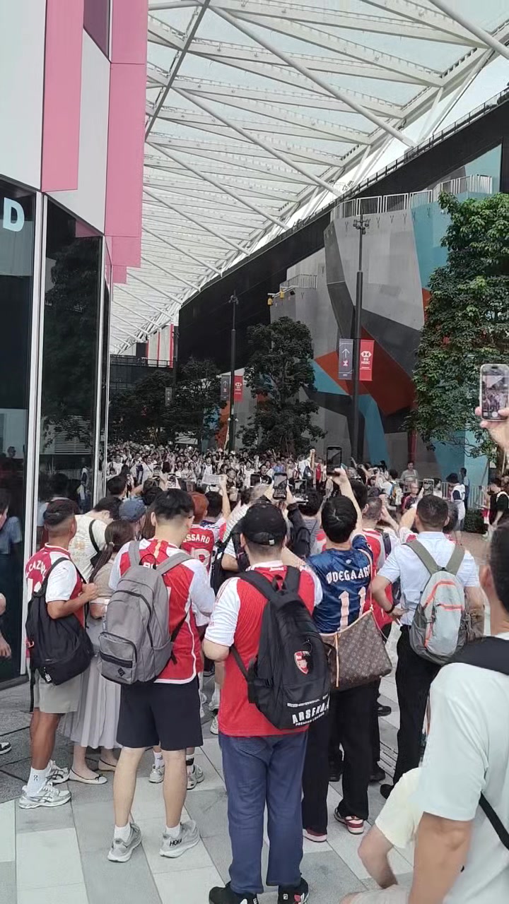 大军压境！中国香港场外热刺球迷组团进入球场，枪迷送上嘘声