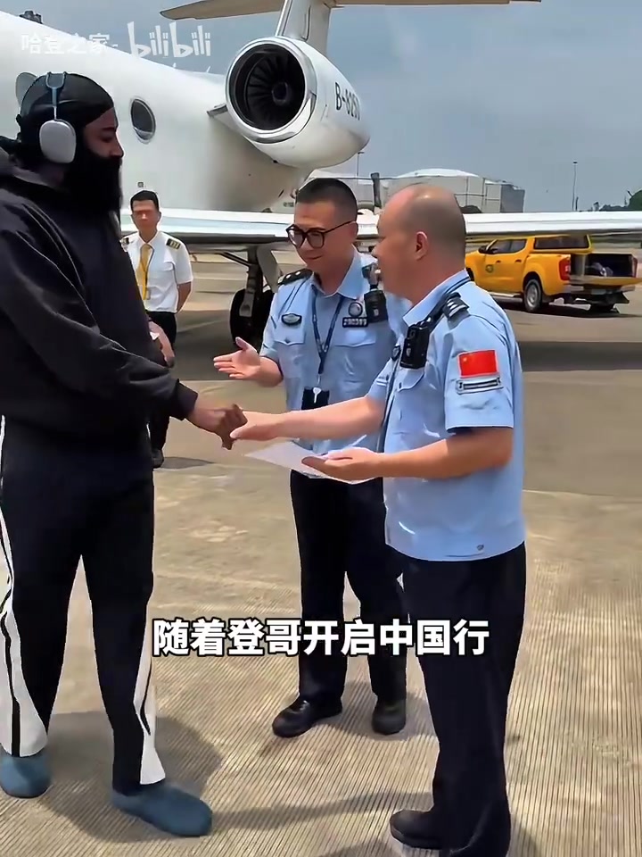 【体育头条】休赛期造型回归！小卡开启非洲行活动举办训练营！