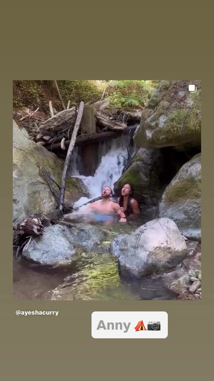 好家伙!库里和阿耶莎这是跑到野外去游泳啊