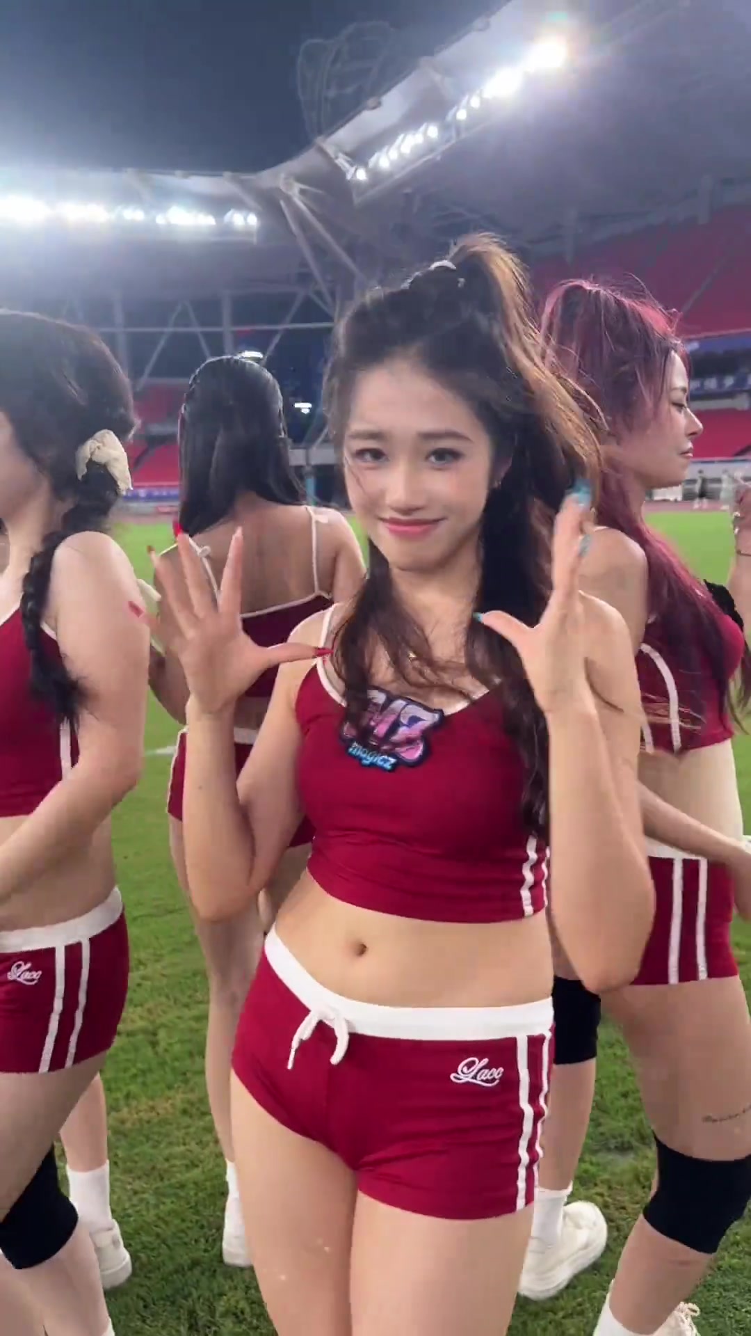 这下不得不看了！啦啦队美女小姐姐为武汉“汉超”宣传助威