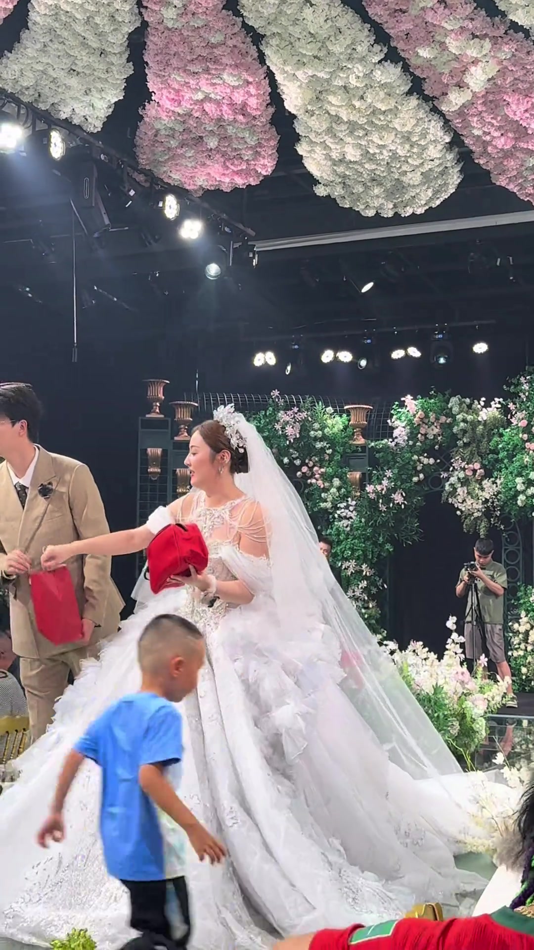 红魔球迷梦想的婚礼！婚礼进场用欧冠主题曲，退场用曼联队歌