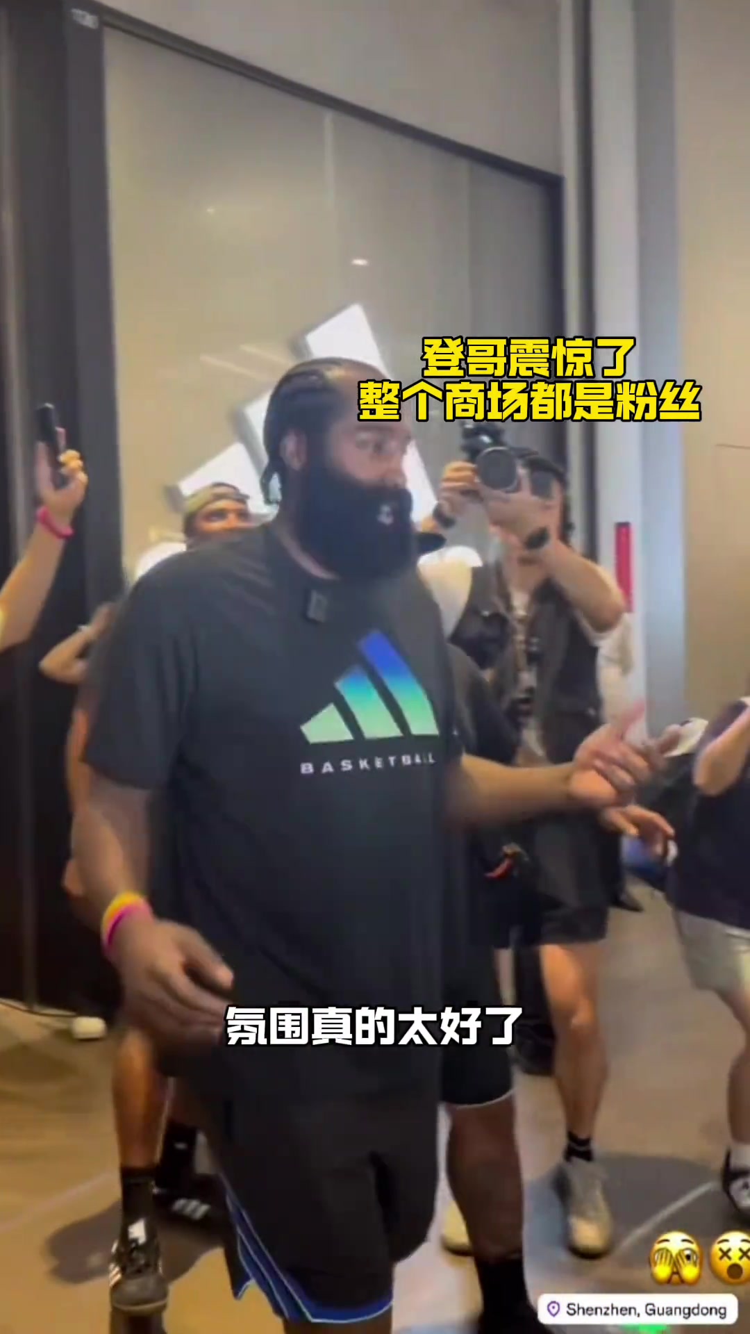 太暖心了！登哥突然得知工作人员生日，呼吁全场球迷唱生日歌！