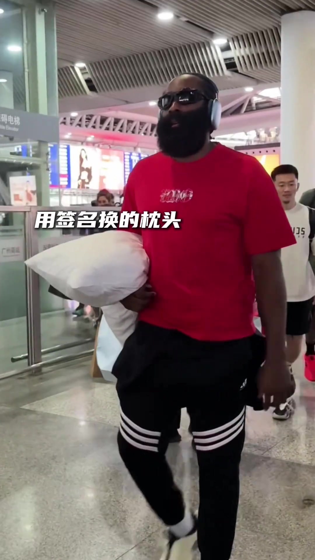 【推荐】专业！哈登坐高铁直接带着枕头 上车倒头就睡哈~