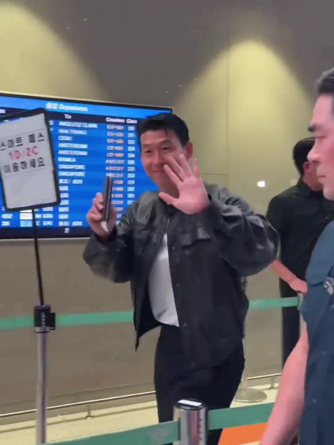 孫興慜被拍到現身機場，這是要起飛去洛杉磯找洛里了嘛