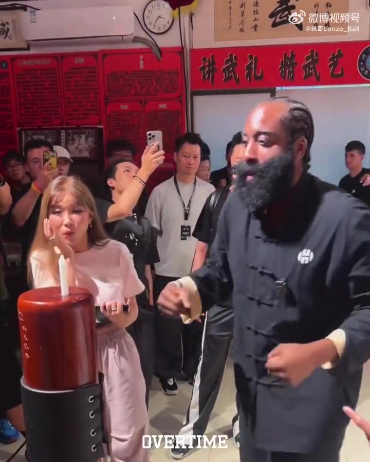 一旁的周玲安疯狂捧哏!哈登学习中国武术,太可爱了