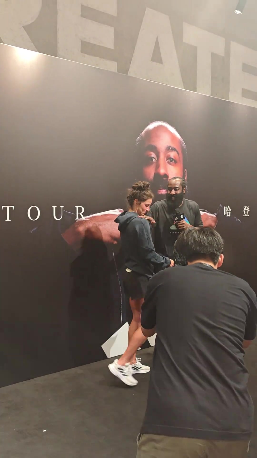 这样的登哥谁不爱!哈登中国行不忘给快船女助教唱生日快乐歌