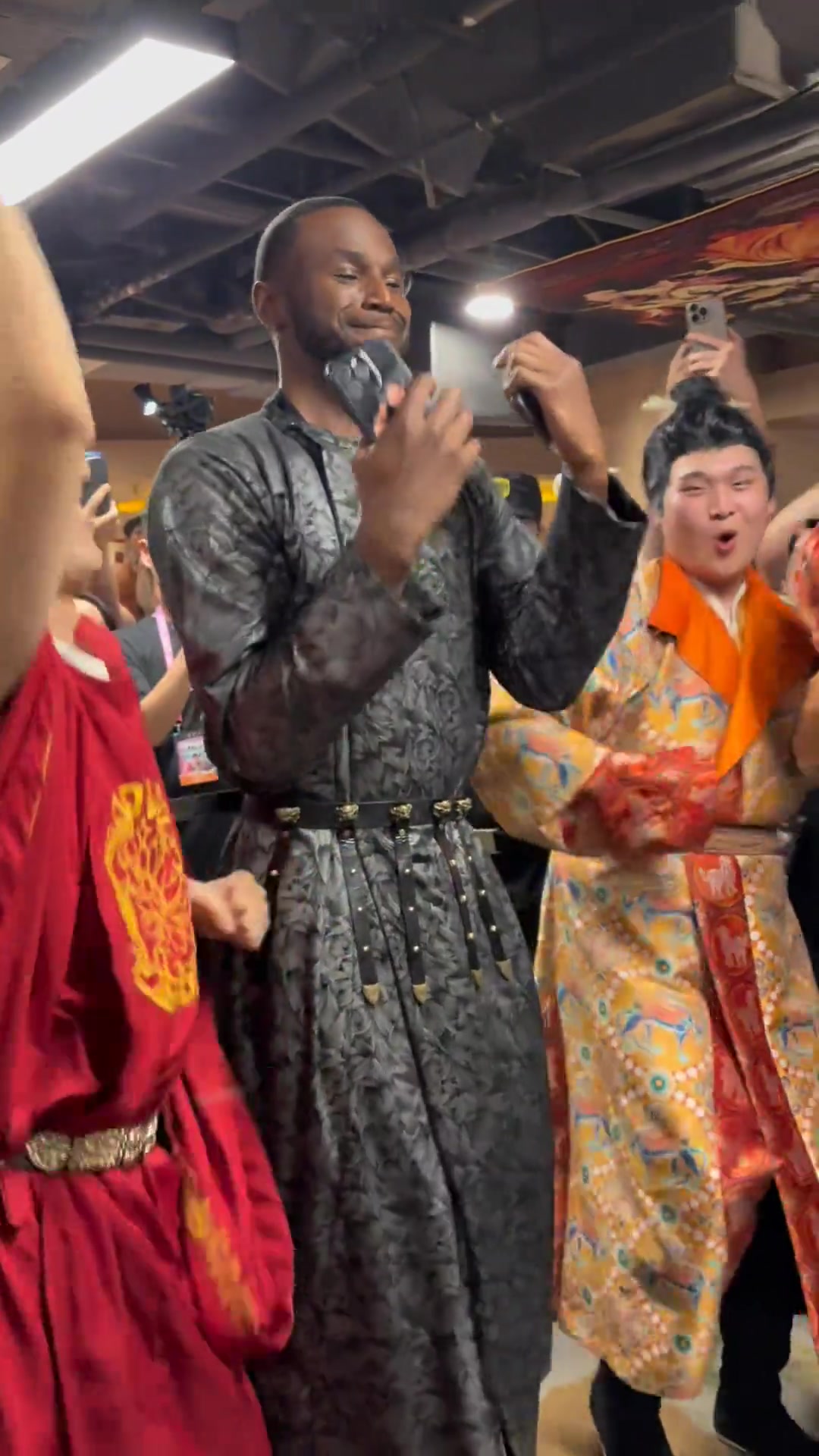 维金斯西安行身穿当地特色服装跳舞配乐还是《护花使者》