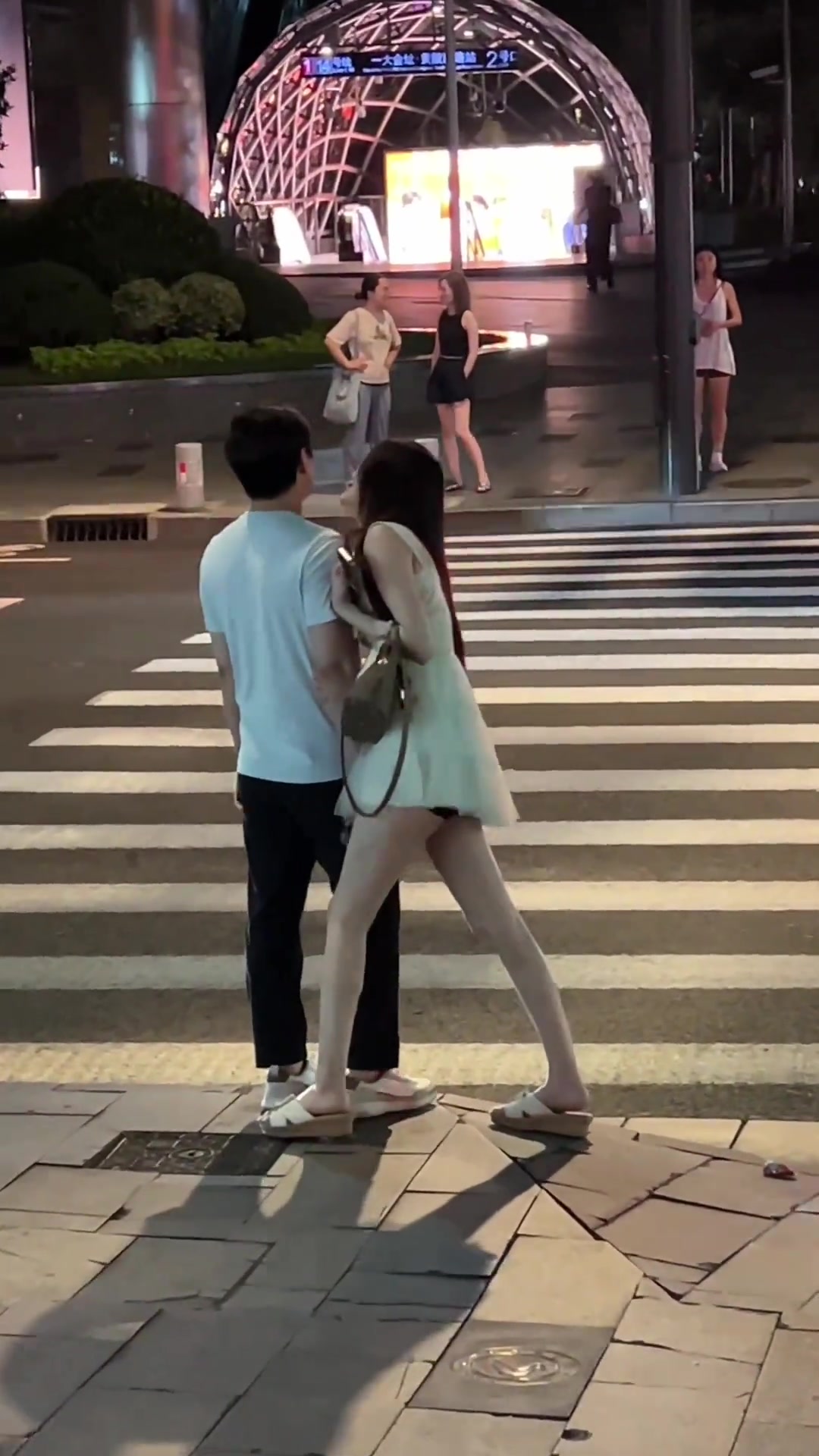 她为什么那么主动亲上去哦原来是劳斯莱斯啊...