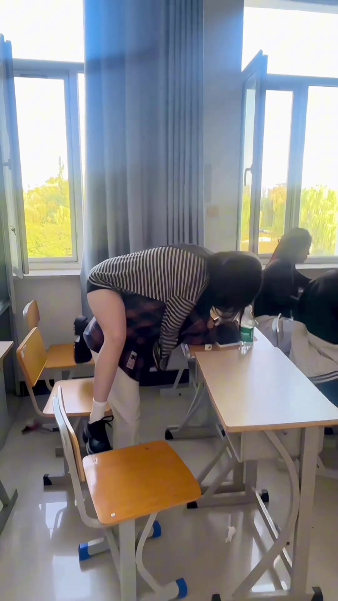 她这玩的也太抽象了！！