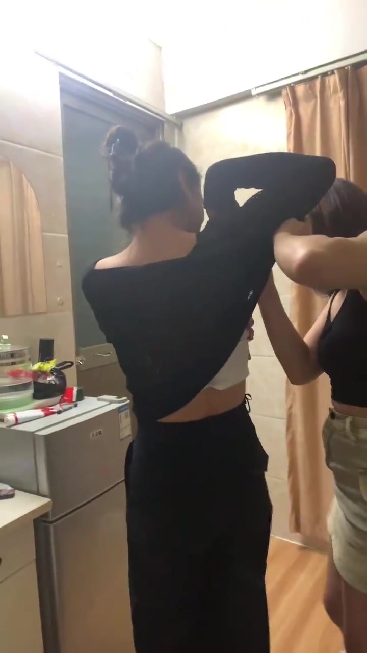 她俩刮腋毛，就不能去自己的房间么