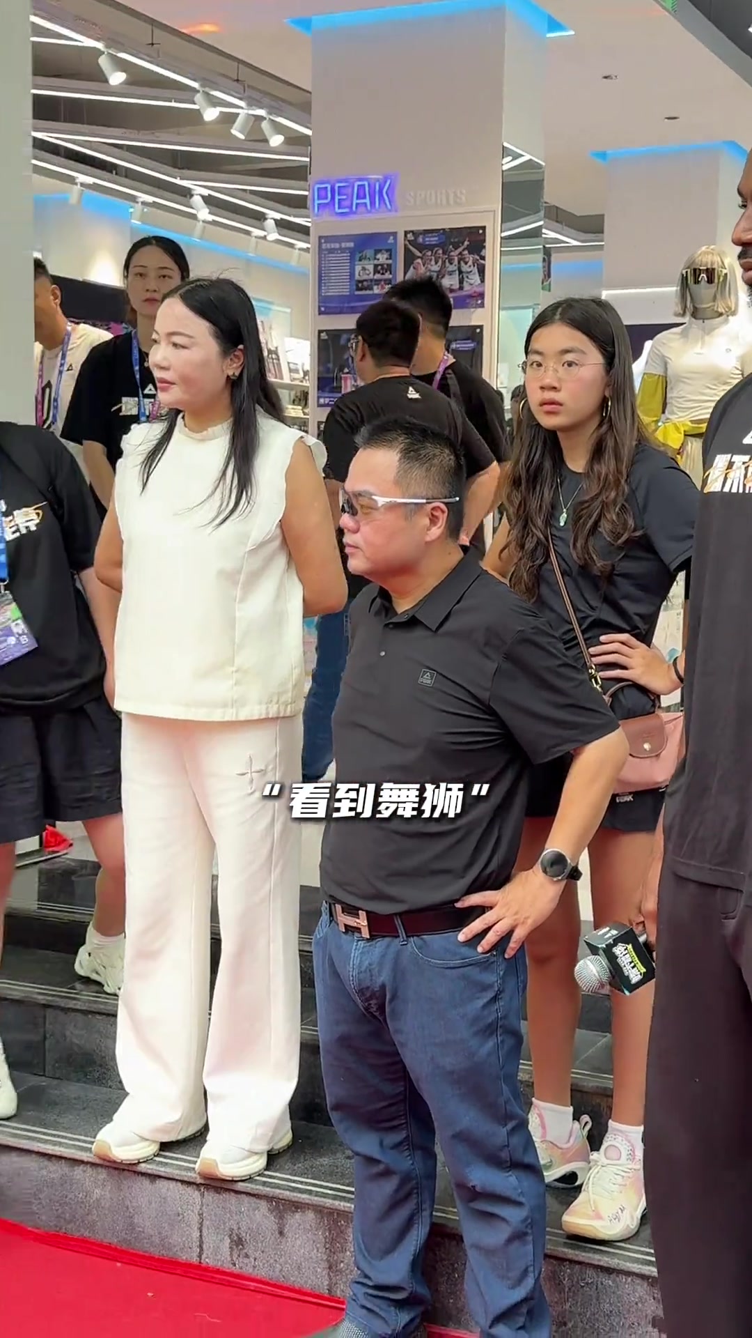 【值得一看】“维金斯来到河南郑州 亲自感受打鼓舞狮”