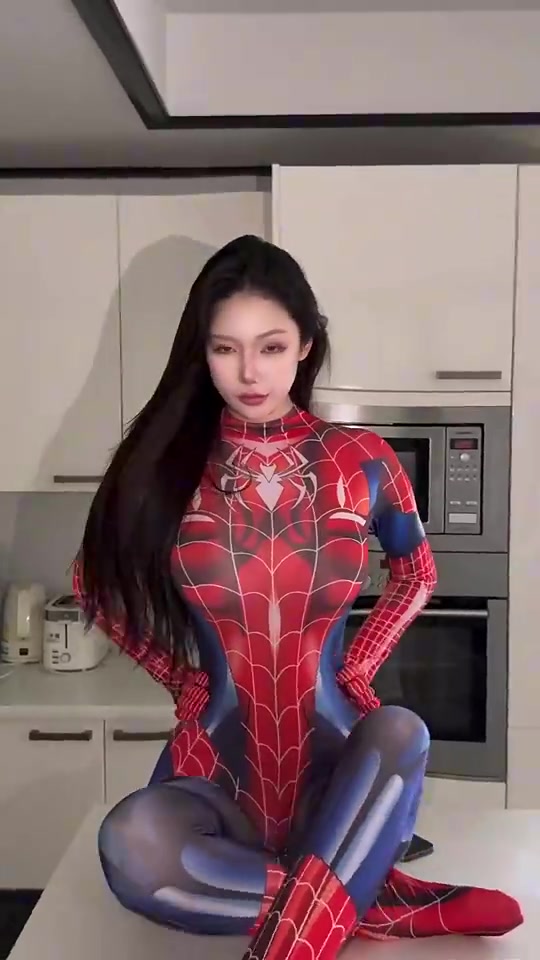 这你受得了嘛？前CBA球员凯瑞图女友，穿上蜘蛛侠套装