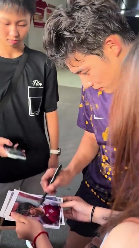 [值得一看]真的帅！津门虎球员&李明之子李嗣镕给球迷签名+合