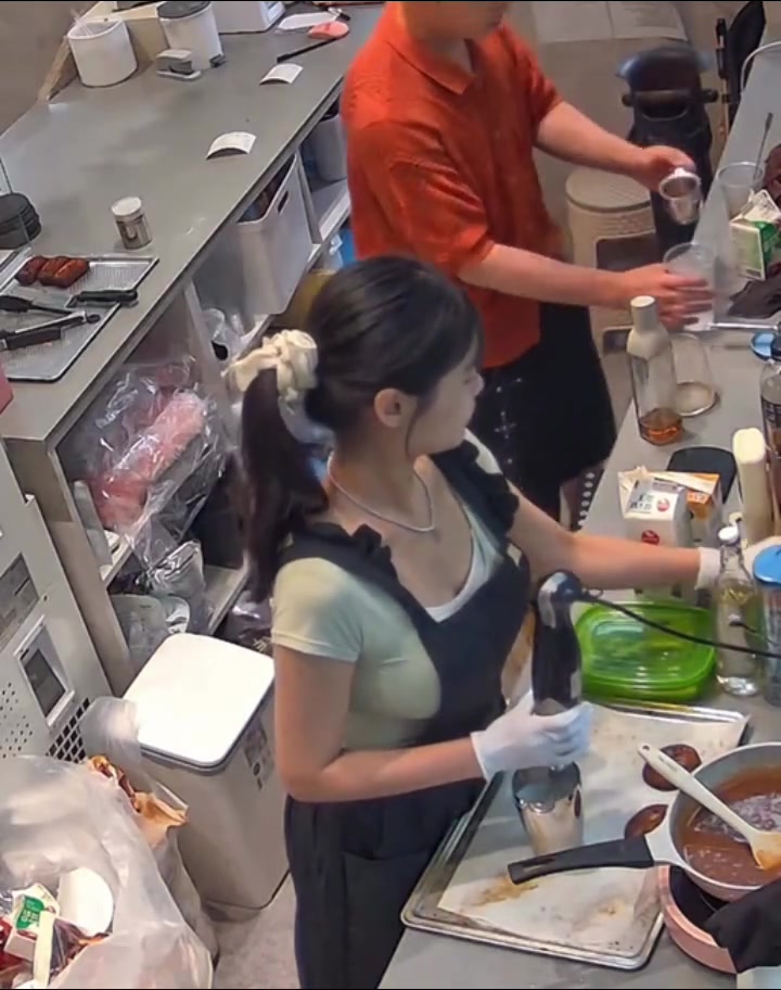 监控下的一幕，直接被小姐姐搞喷射了！！