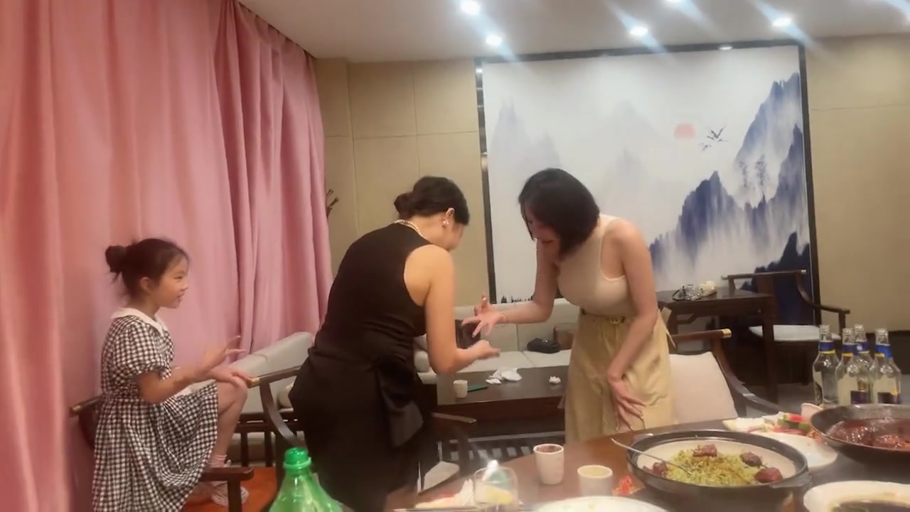 这个岁数的女人，喝多了划拳划起来气势都不输男人...