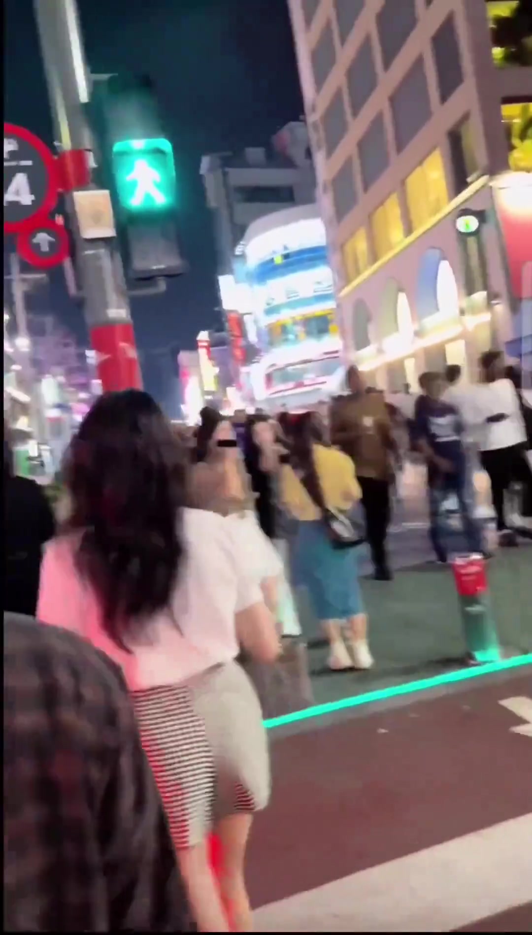 移动荷尔蒙！男子大街上突然对女友“掏裆”！完全不注意影响