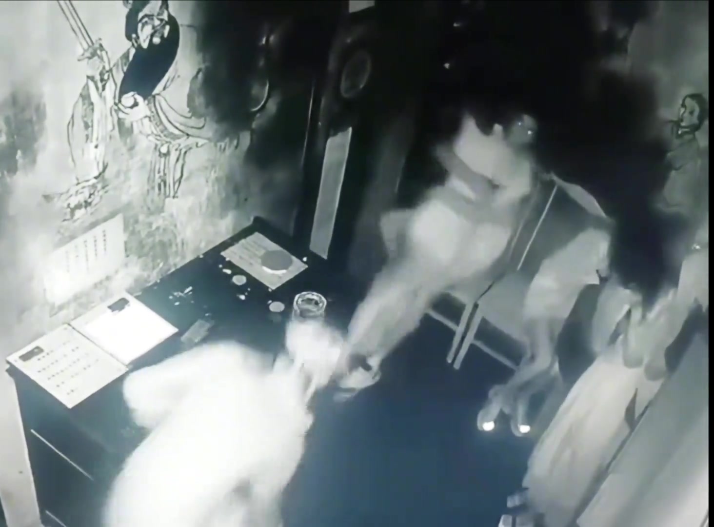 平常手都不敢牵的男女，到密室里面什么都做了！