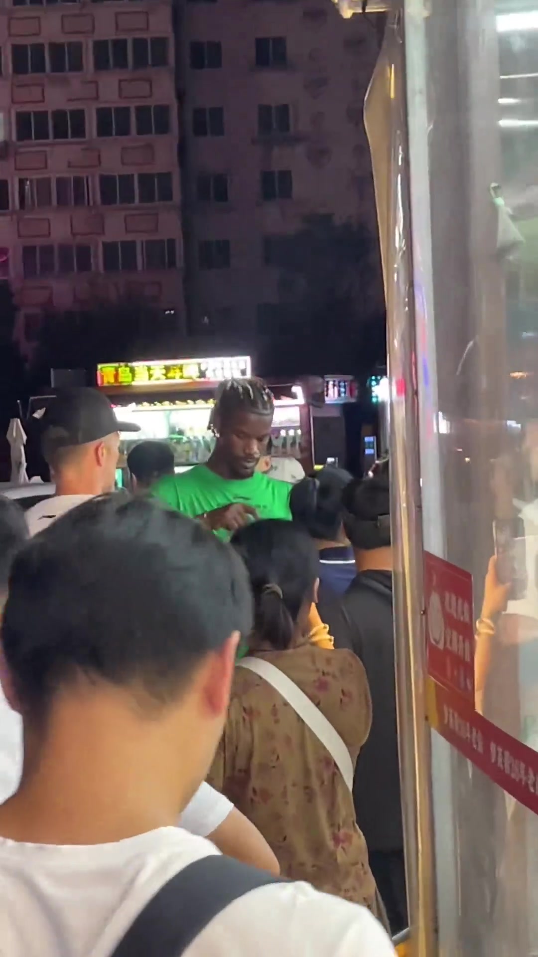 [推荐视频]整两口~！巴特勒青岛街头打啤酒