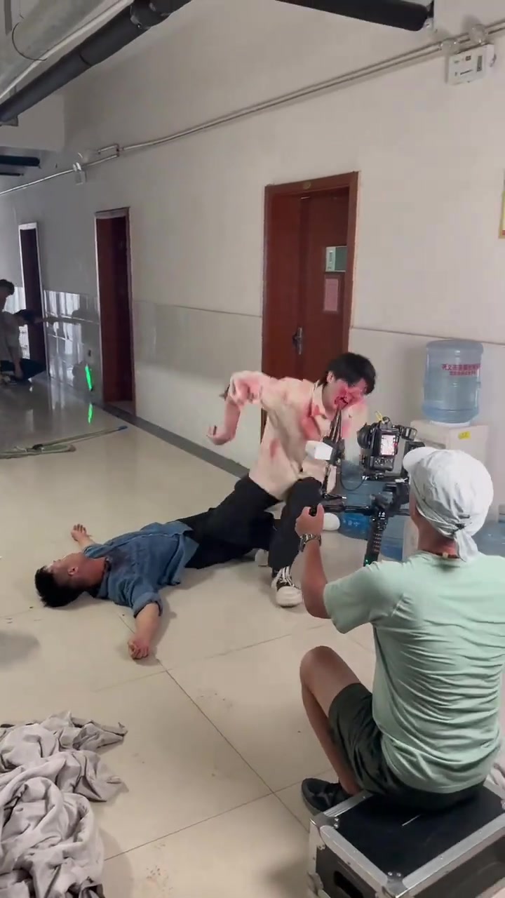我也想演我觉得我比他演的还专业，但是地板的演员要换一个