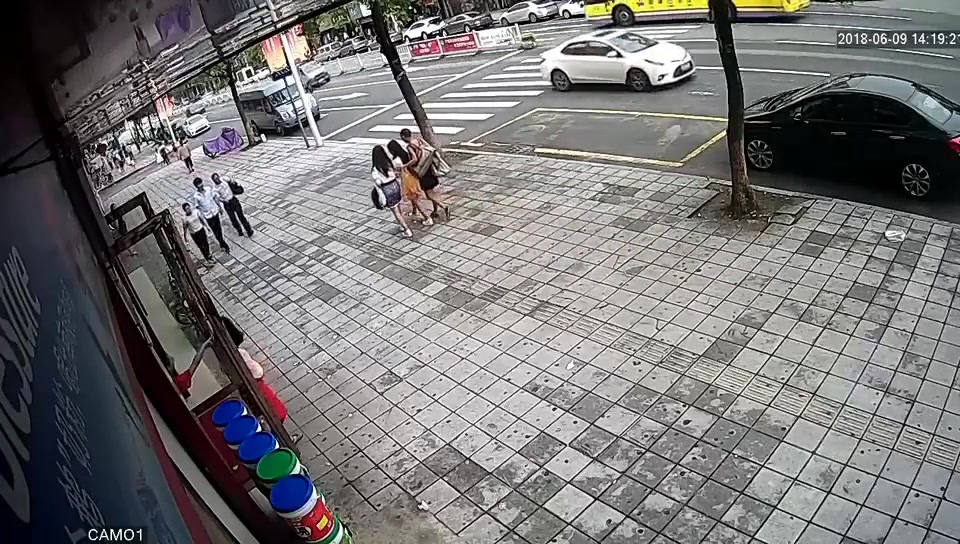 都离着这么近还不回头看看