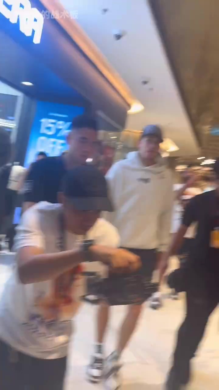 人气很高啊！里夫斯来到马来西亚 球迷很热情！