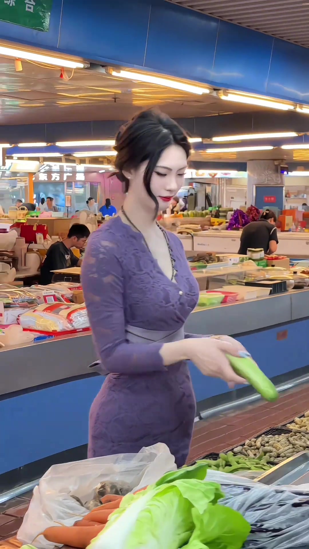 街球女解说盼盼小妈裙逛菜市场：你要记得早点回家