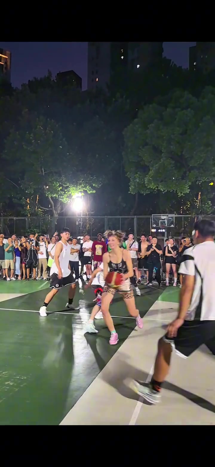 打过成年队吧？1米85的大洋马俄罗斯美女4v4到底有多强？