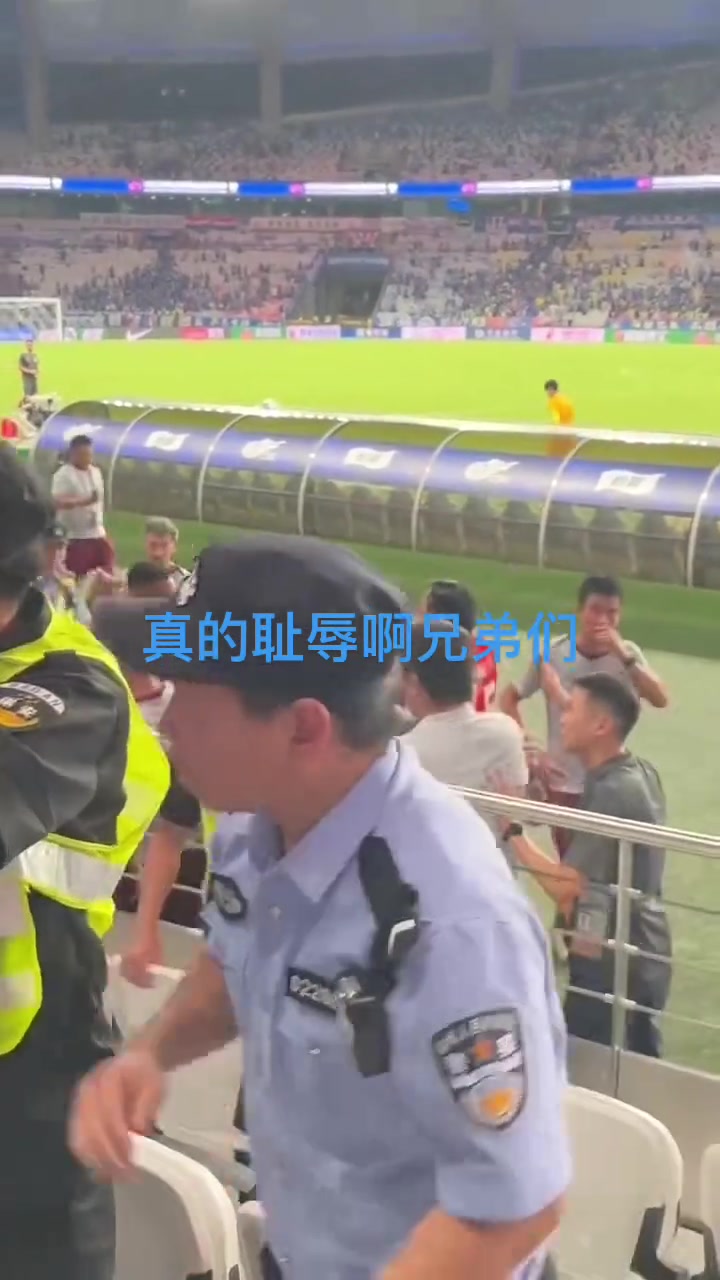 [集锦]球迷内战？申花球迷找海港球员要球衣，另一申花球迷怒推+辱骂