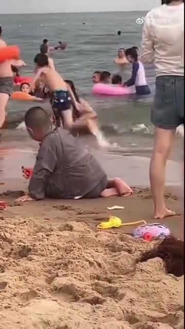 从海里钻出头顶不明物引笑！