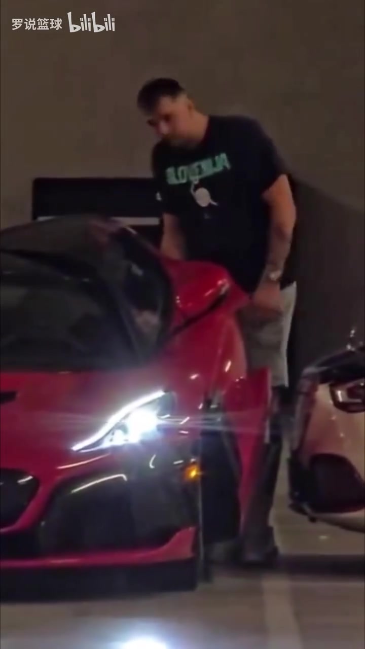 超级巨星也有这种烦恼东契奇百万豪车开不了门！谁车贴这么近