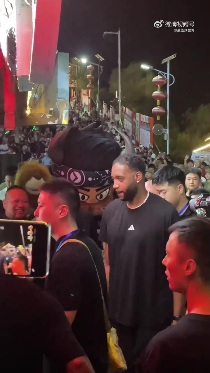 T-MAC真帅啊！麦迪空降贵州村BA现场，人气爆棚！