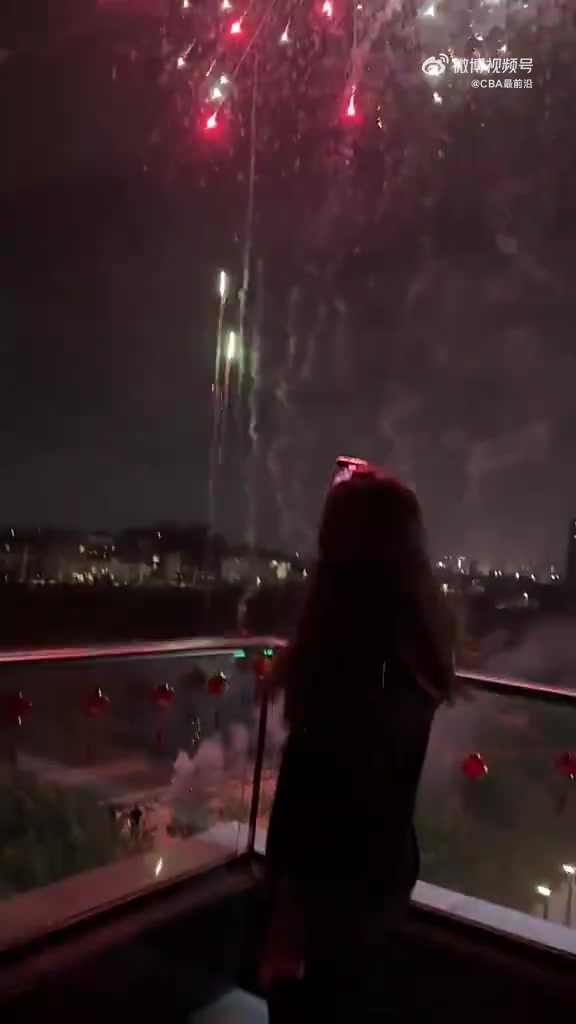 【推荐视频】前年过年时，徐杰还曾晒出与女友一起看烟花的视频