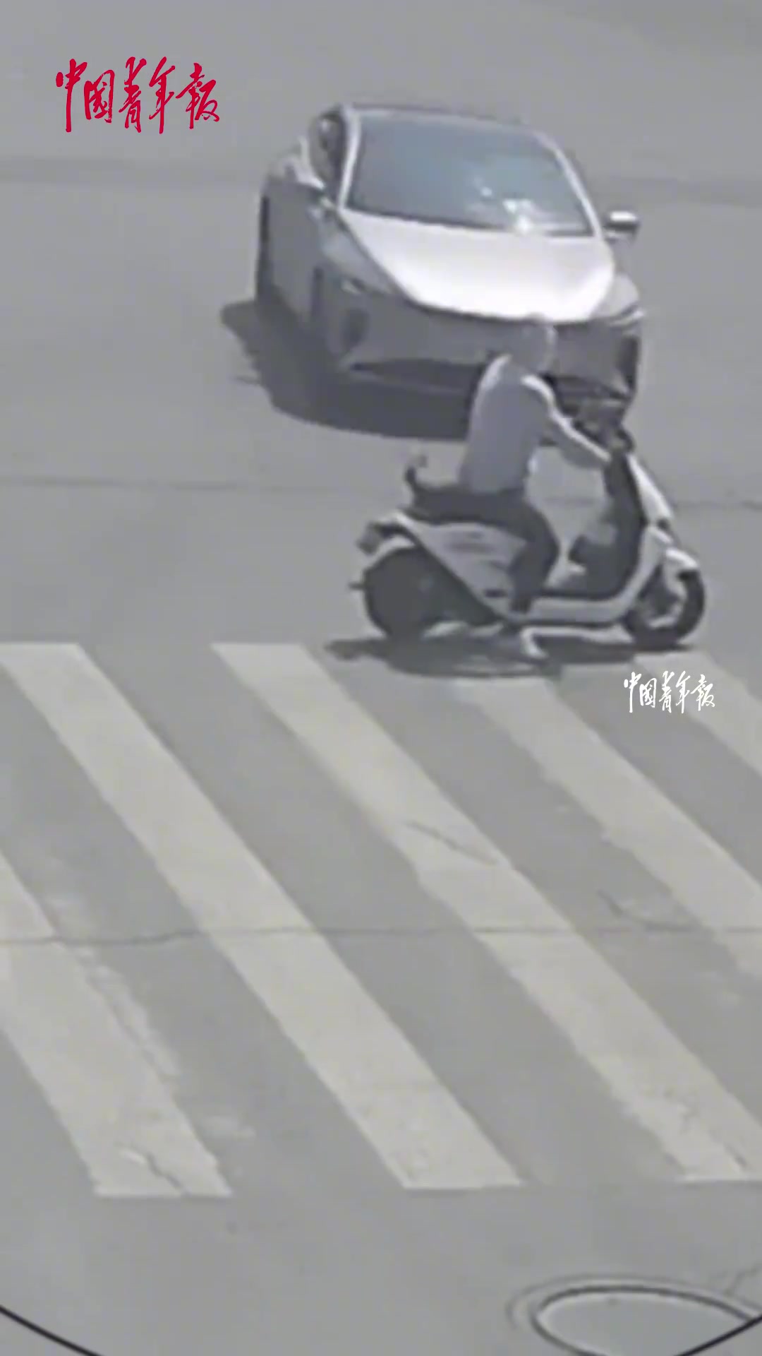 轿车闯黄灯与电动自行车相撞，造成电动自行车驾驶员受伤