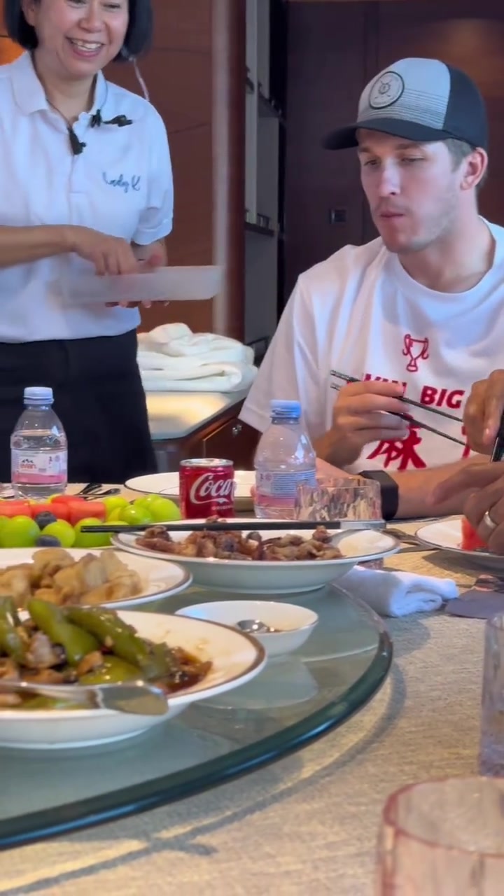 已经习惯中国饮食？里夫斯居然已经可以如此熟练地使用筷子了
