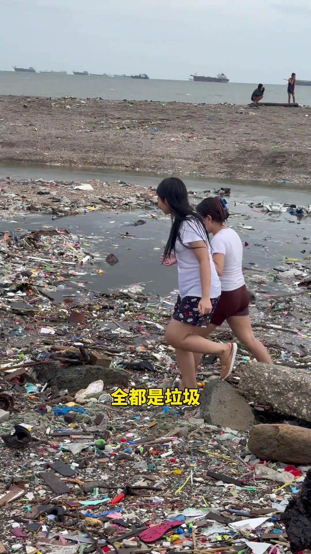 探秘菲律宾海上贫民窟！孩子们就在垃圾海里游泳...