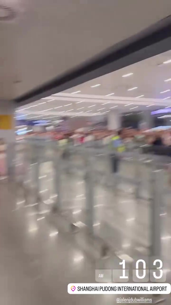 【体育视频】冠军二当家！杰威凌晨抵达中国，接机现场人山人海！
